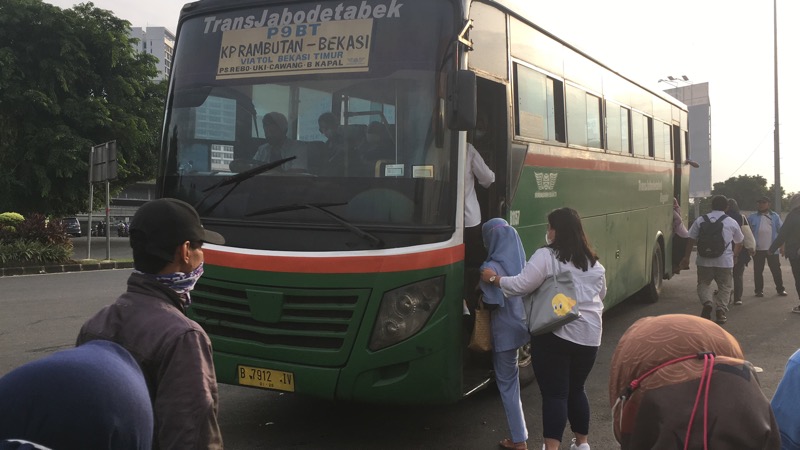 Bus Kota rute Bekasi-Kampung Rambutan tiba di depan Gerbang Tol Bekasi Timur, Senin (31/1/2022). Foto: BeritaTrans.com.