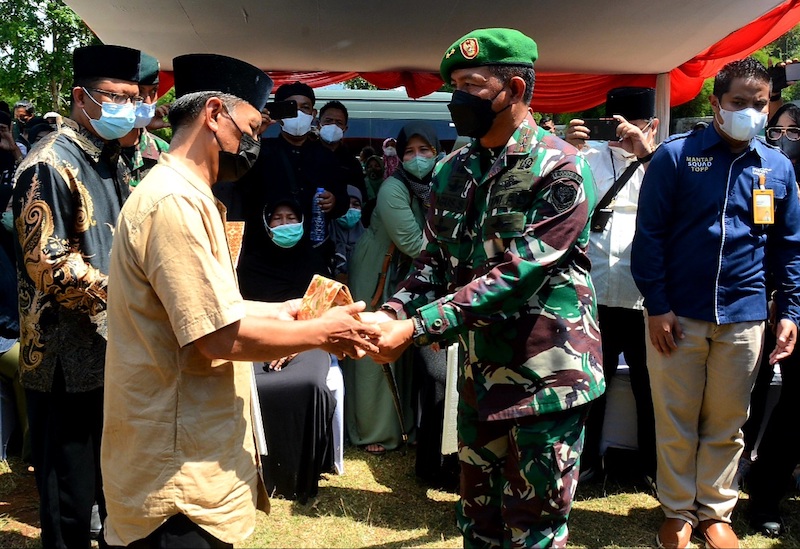 Ahli waris Sertu Anumerta Mochamad Rizal Maulana Arifin yang gugur dalam tugas operasi di Puncak Papua pada Kamis (27/1/2022)  menerima santunan. (Dok.Humas Pemda Jabar)