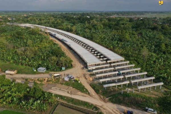 Pembangunan jalan tol Semarang-Demak terbagi dua seksi yang terintegrasi dengan tanggul laut. (Dok.Kementerian PUPR)