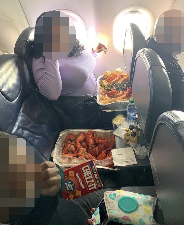 Dalam foto tersebut, wanita tersebut terlihat menyesap minuman dengan nampan panggangan logam besar di depannya yang diisi dengan rebusan seafood. Foto: Reddit