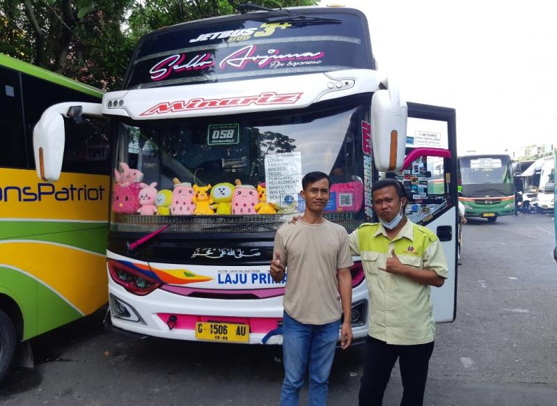 Kru bus Laju Prima saat hendak memberangkatkan bus dari Terminal Bekasi menuju Semarang pada Selasa (1/2/2022).