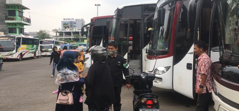 Calon penumpang di depan bus Primajasa di Terminal Bekasi, Selasa (1/2/2022). Foto: BeritaTrans.com.