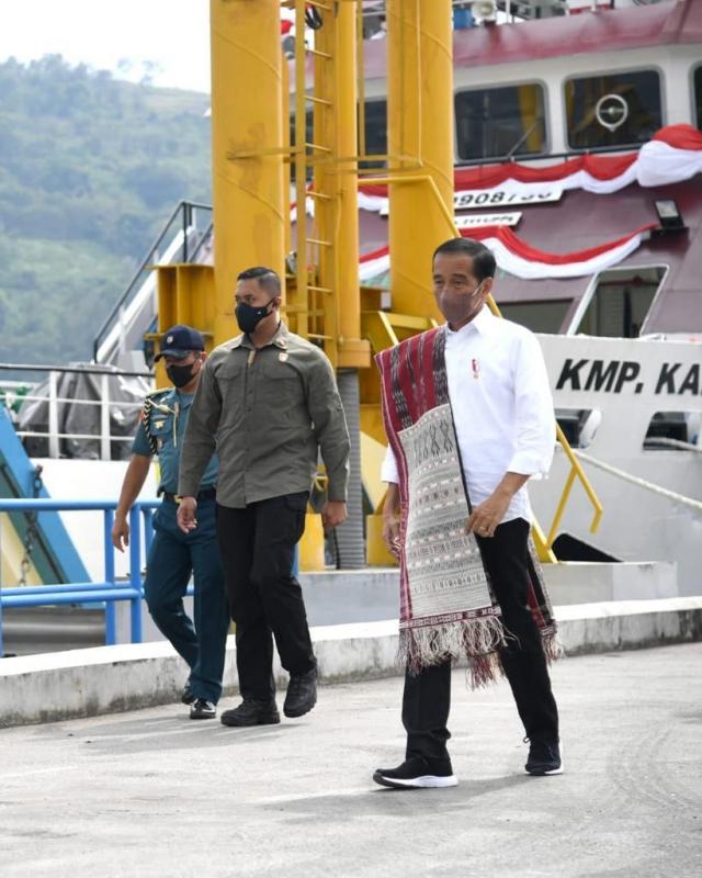 Presiden Joko Widodo didampingi Menhub Budi Karya Sumadi di Pelabuhan Ajibata