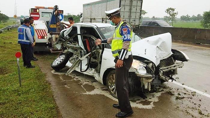 Mobil Suzuki Swift rusak parah menabrak pembatas jalan tol Madiun-Surabaya akibat selip ban melintasi jalan licin saat turun hujan, pengemudi tewas. (Foto:Liputan6.com)