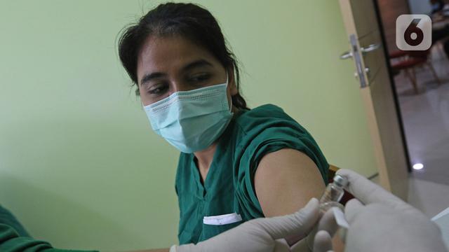 Nakes di Jawa Barat menjalani vaksinasi Covid-19. (Foto:Liputan6.com) 