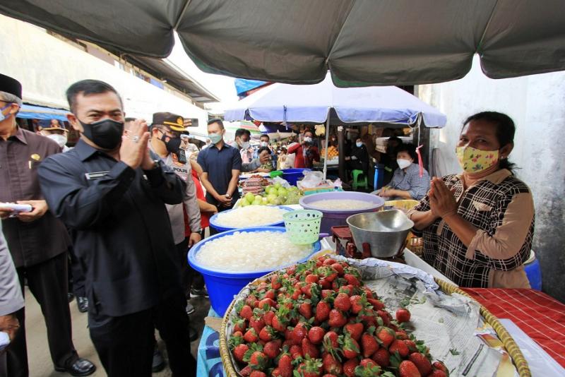 Wali Kota Cirebon didampingi Sekda Kota Cirebon berjalan kaki memberitahukan pedagang dan pembeli tentang pentingnya penerapan prokes cegah Covid-19. (Dok.Humas Kota Cirebon)