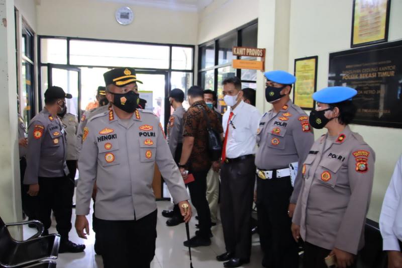 Kapolrestro Bekasi Kota, Kombes Pol Hengki melakukan kunjungan ke Polsek Bekasi Timur. Foto: istimewa.