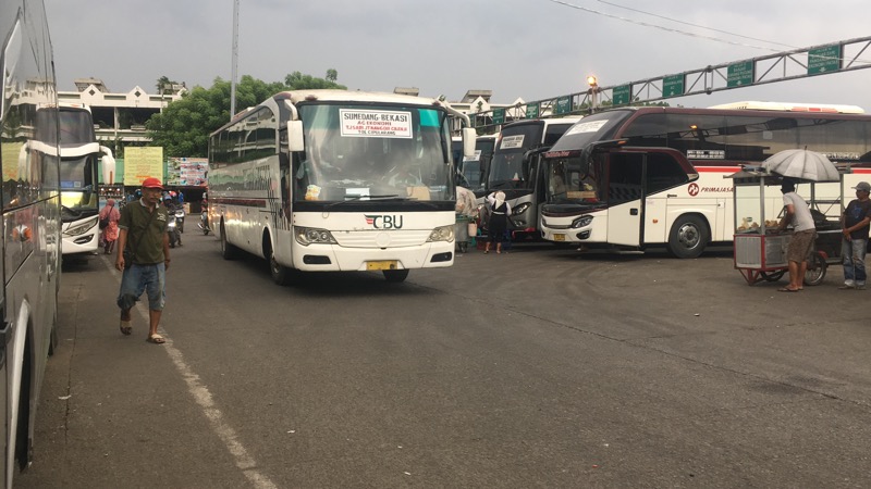 Bus CBU melintas di Terminal Bekasi, Jumat (4/2/2022). Foto: BeritaTrans.com.