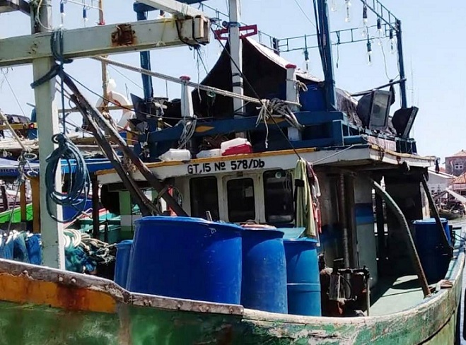 Kapal nelayan sedang tambat di Pelabuhan Eretan umumnya sudah menggunakan jaring ramah lingkungan. (Taryani)