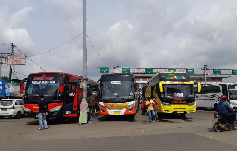 Bus parkir mananti jadwal keberangkatan di Terminal Bekasi, Jawa Barat, Sabtu (5/2/2022). 