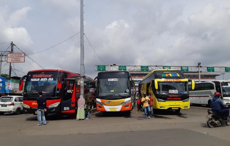 Bus parkir mananti jadwal keberangkatan di Terminal Bekasi, Jawa Barat, Sabtu (5/2/2022). 