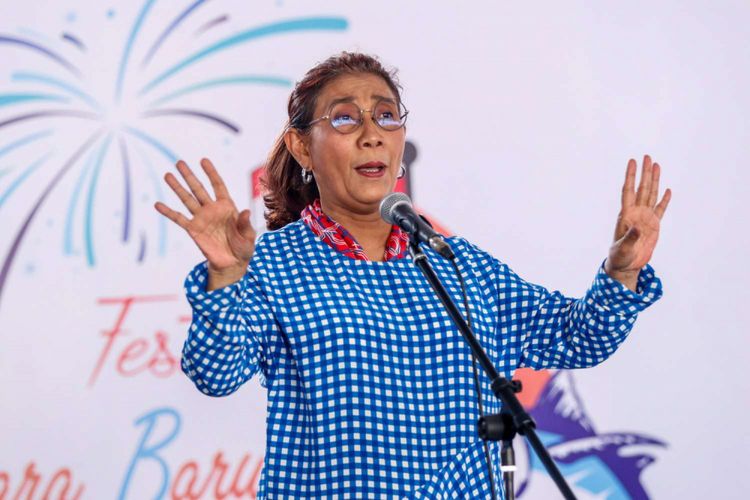 Menteri Kelautan dan Perikanan Susi Pudjiastuti saat memberi sambutan pada Festival Muara Baru 2018 di Dermaga Barat PPS Nizam Zachman, Jakarta, Sabtu (11/8/2018). (KOMPAS.com/MAULANA MAHARDHIKA)