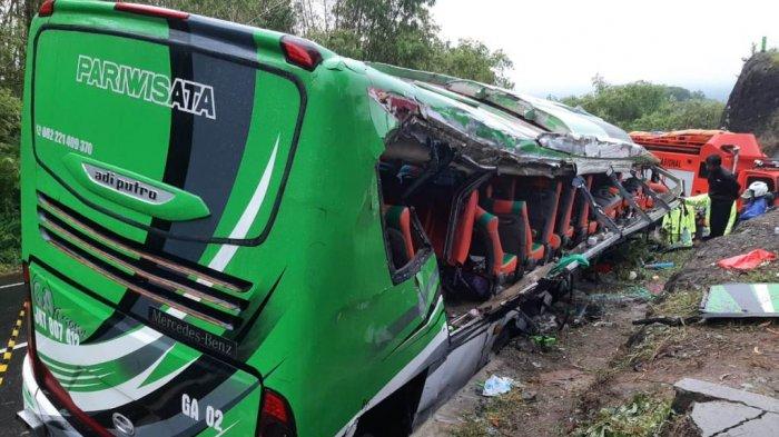 Bus pariwisata membawa rombongan family gathering dari Sukoharjo menabrak tebing. Akibatnya  13 orang penumpang tewas dan 34 orang lainnya luka-luka, Minggu (6/2/2022) sekitar pukul 13.00 WIB. (Foto:TribunJogja.com)