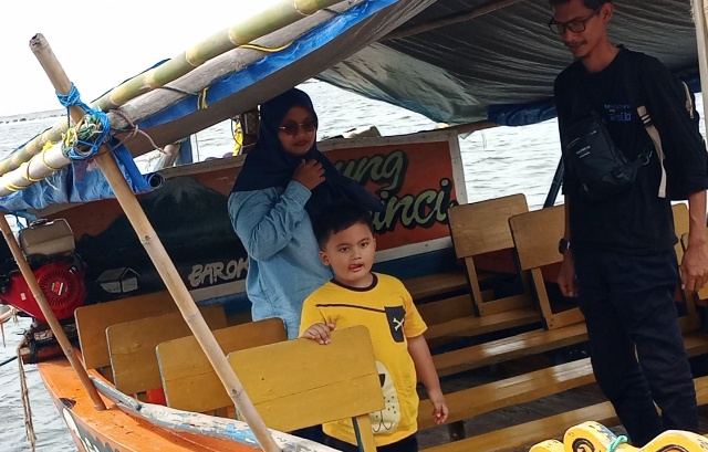 Traveler dikenakan tarif Rp20.000 untuk naik perahu keliling pantai Ancol. Foto: BeritaTrans.com