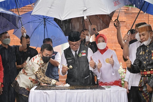 Gubernur Jawa Barat, Ridwan Kamil meresmikan Alun-alun Kasepuhan Cirebon. (Foto:Dok.Humas Pemda Jabar)