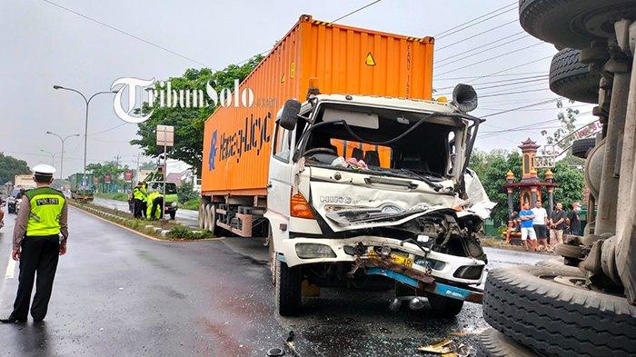 Truk boks besar terguling ditabrak truk kontainer sehingga posisinya menghalangi jalan utama Solo-Semarang. (Foto:TribunSolo.com)