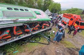 Kecelakaan bus memakan korban jiwa.