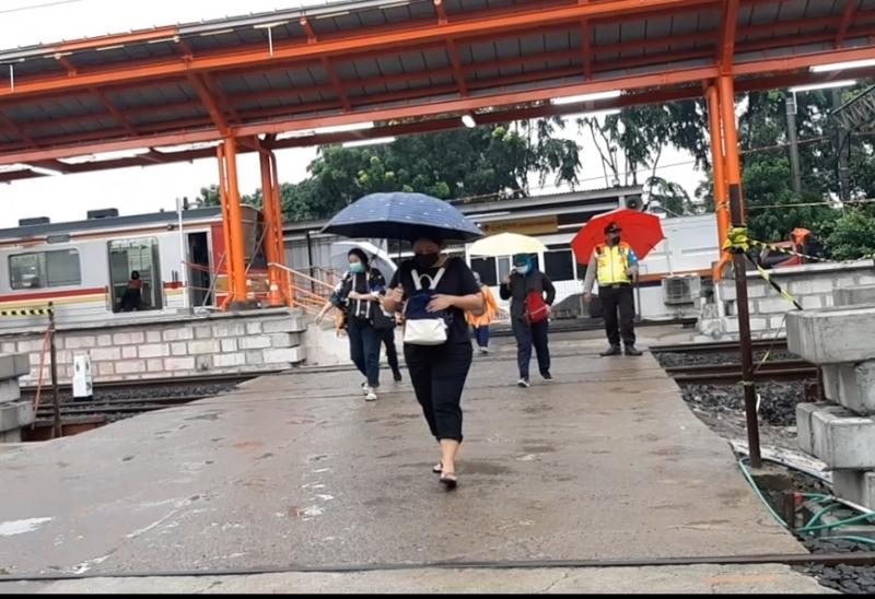 Penumpang KRL berdatangan ke Stasiun Bekasi saat hujan mengguyur pada Senin (7/2/2022) pagi.