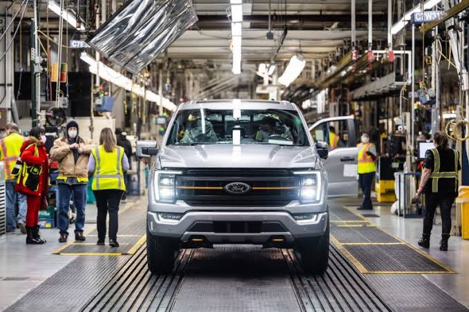 Produksi kendaraan pikap Ford F-Series. Foto: antaranews.com.