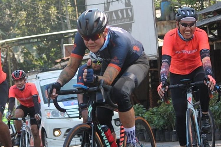 Gubernur Jateng Ganjar Pranowo, saat mengayuh sepeda dalam event Tour de Borobudur (TdB).(DOK. Humas Pemprov Jateng)