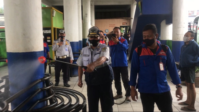 Pengurus Primajasa dan pengelola Terminal Bekasi melakukan penyemprotan disinfektan di area ruang tunggu, Senin (7/2/2022). Foto: BeritaTrans.com.