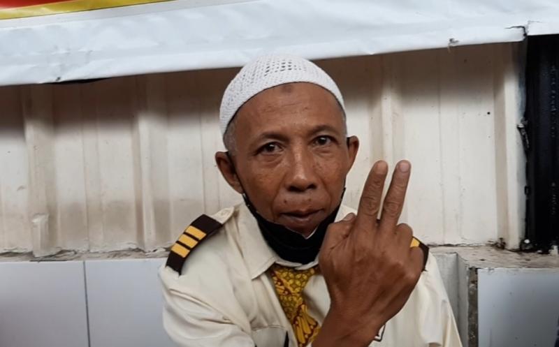 Pengemudi bus Rosalia Indah, Mbah Trimo saat mengetemkan busnya di pool Bulak Kapal, Bekasi, Selasa (8/2/2022).