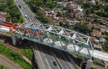 Foto udara pembangunan jembatan pada proyek Kereta Cepat Jakarta Bandung di Padalarang, Kabupaten Bandung Barat, Jawa Barat, Sabtu (27/11/2021).(foto:Antara)