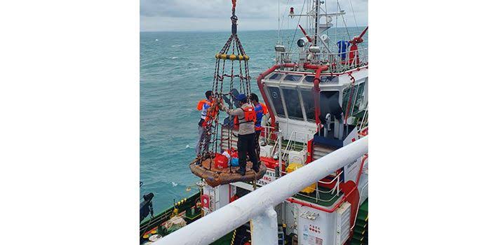 Kapal MT Galunggung milik Pertamina International Shipping (PIS) menyelamatkan nelayan di Tuban yang kapalnya terbalik dan tenggelam diterjang ombak. Foto: haluanriau.co.