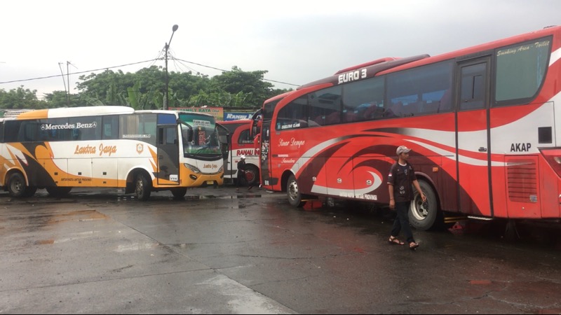 Bus Sumatera di Terminal Bekasi, Selasa (8/2/2022). Foto: BeritaTrans.com.
