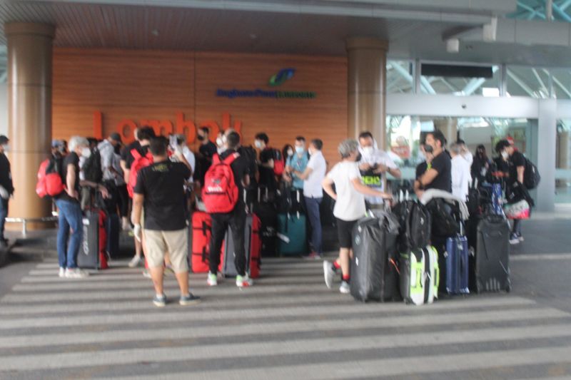 Para kru dan pebalap tes pramusim MotoGP Mandalika saat tiba di Bandara Lombok. Foto: antaranews.com.