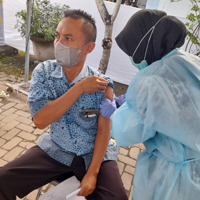 Pihak PT Blue Bird kembali melanjutkan program vaksinasi booster. Setelah sebelumnya sukses melaksanakan vaksinasi booster kepada seluruh pengemudi dan karyawan di area layanan Bali, Selasa (8/2/2022). Foto: istimewa.
