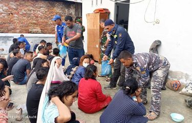 Sebanyak 30 orang pekerja migran Indonesia yang akan berangkat ke Malaysia secara ilegal harus berenang di lumpur menuju kapal di pelabuhan tikus di perairan Batubara pada Senin (7/2/2022) dinihari.(Dok. TNI AL)