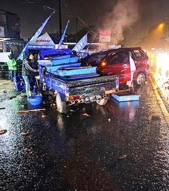 Kedua mobil mengalami rusak cukup parah  akibat saling bertabrakan di Banjarbaru. (Foto:Dok.TribunNews.com)
