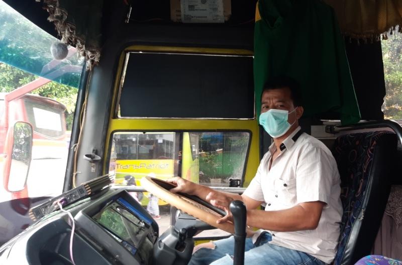 Pengemudi bus Arimbi, Sarifuddin saat membawa penumpang dari Terminal Bekasi hendak menuju ke Balaraja, Rabu (9/2/2022).