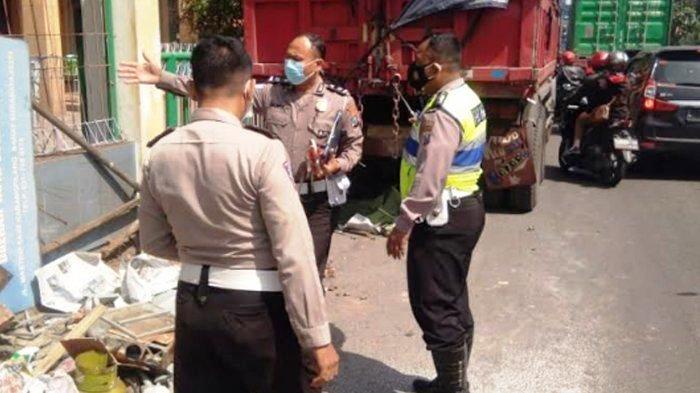 Petugas melakukan olah kejadian perkara dalam laka lantas tewaskan pasutri di Surabaya. (Ist.) 