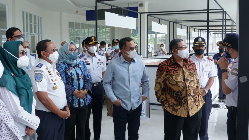 Dirjen Perhubungan Darat Budi Setiyadi bersama Komisi V di Terminal Harjamukti, Cirebon