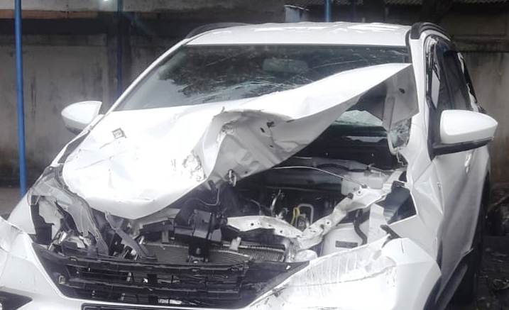 Mobil Toyota Rush rusak parah setelah bertabrakan dengan truk Isuzu Elf. (Foto:detik.com)