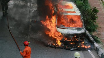 Ilustrasi kecelakaan mobil terbakar. (ANTARA FOTO/Muhammad Iqbal)