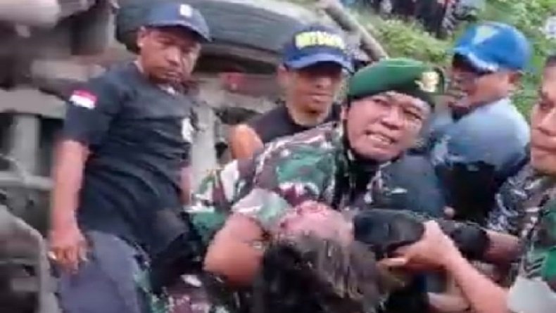Prajurit TNI membantu mengevakuasi korban kecelakaan minibus masuk jurang di Tegalwaru, Karawang. (FOTO: tangkapan layar)