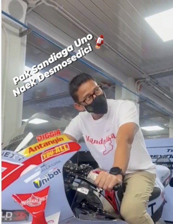 Sandiaga Uno menaiki motor Desmosedici GP21 di Mandalika (Instagram @gpracingindonesia  