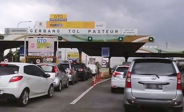 Ilustrasi salah satu gerbang tol Pasteur di Kota Bandung yang akan ditutup akhir pekan ini. (Ist.)