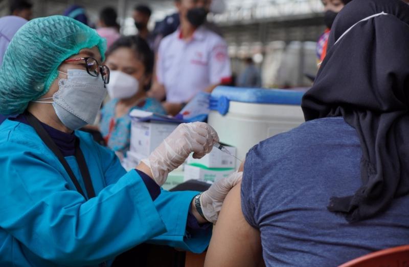 Penyuntikan vaksin di Stasiun Bojonggede.(foto:KAI Commuter)