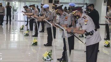 Kapolda Metro Jaya Irjen Fadil Imran memimpin upacara serah terima jabatan 10 Kapolres dan pejabat utama di lingkungan Polda Metro Jaya, Kamis (7/1). Foto: Arsip Humas Polda Metro Jaya