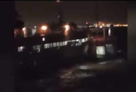 Potongan gambar dari video yang menampilkan kapal motor terombang ambing. (Ist)