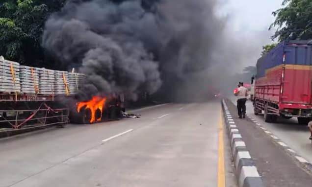 Kapolsek Losarang Kompol Mashudi berjalan kaki mendekati truk trailer yang terbakar Jumat (11/2/2022) pukul 16.00 WIB. (Taryani)