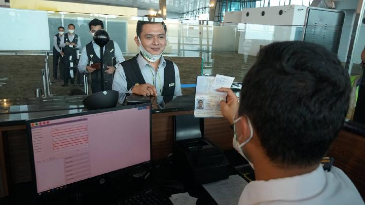 Petugas Imigrasi Bandara Soekarno-Hatta mengamankan 2 kru pesawat kargo asal Cina karena diduga melanggar keimigrasian. Foto dok Imigrasi Bandara Soekarno-Hatta.
