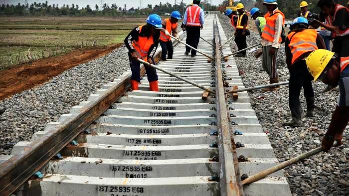 Pekerja sedang mengerjakan pembangunan jalur kereta api. (Ist.)