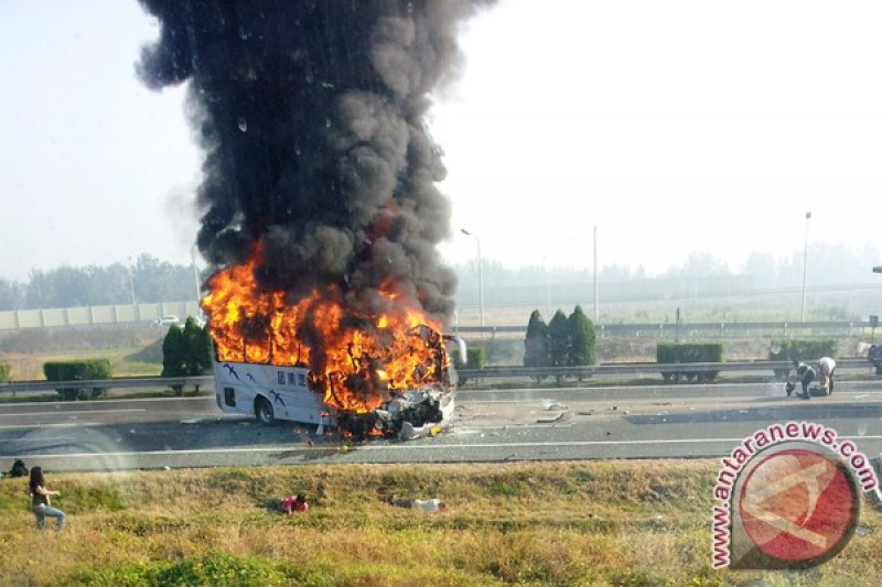 Arsip. Sebuah bus wisata terbakar setelah bertabrakan dengan sebuah truk di Jalan Tol Beijing-Tianjin-Tanggu, Tianjin, China, Senin (1/10/2012). (Foto:ANTARA)