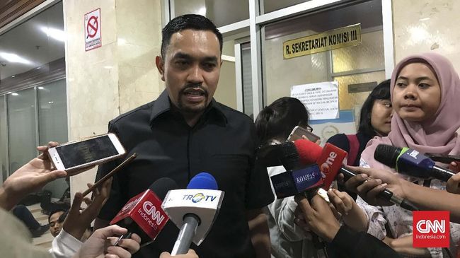 Wakil Ketua Komisi III DPR,  Ahmad Sahroni mendukung putusan majelis hakim PN Tanjung Balai, Sumut yang menjatuhkan vonis hukuman mati kepada tiga eks anggota Polres Tanjungbalai. (CNN Indonesia)