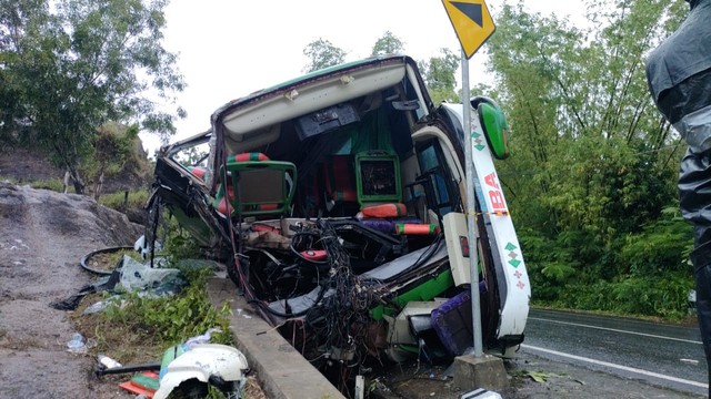 Bus pariwisata asal Solo mengalami kecelakaan tunggal di Jalan Mangunan, Imogiri, kabupaten Bantul. (Foto:Istimewa)